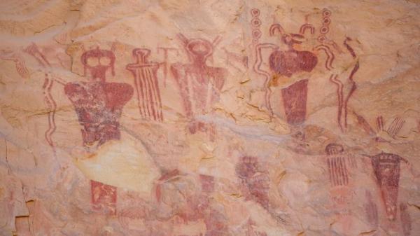 古老岩壁画中竟出现UFO和外星人。