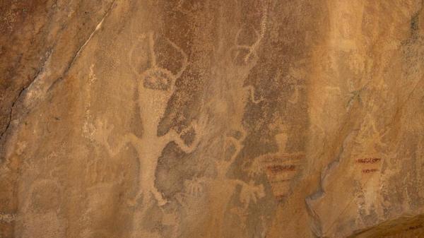 古老岩壁画中竟出现UFO和外星人