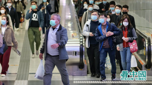 中共肺炎疫情下人人戴口罩防疫，但报导指香港涌现一些假冒成外国货的大陆制劣质口罩，消费者需提防。（图片来源：庞大卫/看中国）