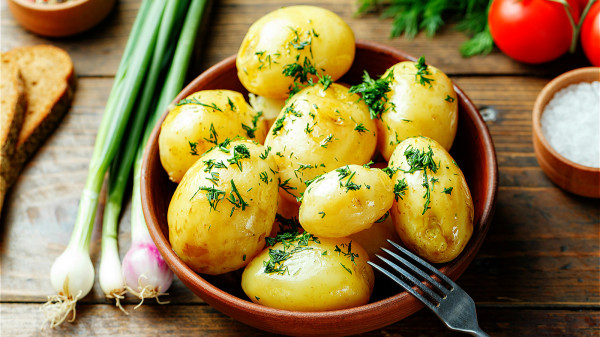 土豆富含膳食纤维，维生素含量高，能预防三高。