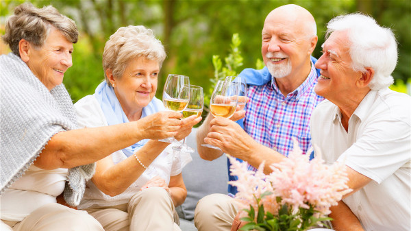 老年人退休后，应该多与人接触，避免自我孤立。