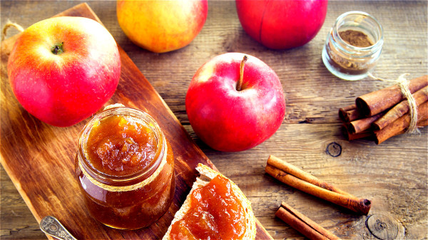 水果中苹果含维生素C含量较高，在1％～6％。
