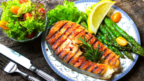 日本人爱吃鱼，根据调查显示，一个冲绳人每年会吃100多公斤的鱼。