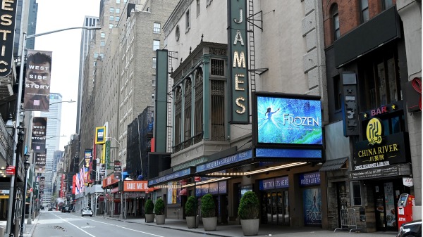 疫情籠罩下的曼哈頓街頭，所有商店都暫停營業。（圖片來源：Jamie McCarthy/Getty Images）