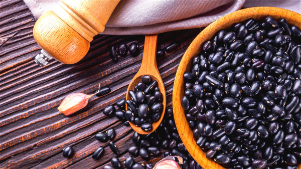 经常多吃黑豆、黑枣、黑芝麻等，能够滋养肾气，调理肾脏。