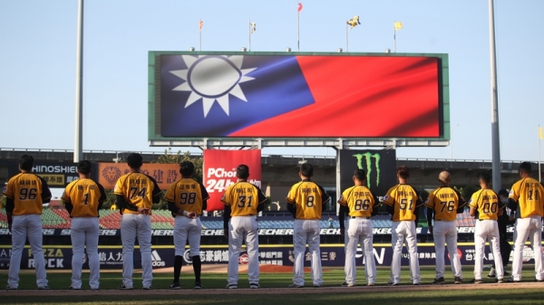 中華職棒12日在桃園的比賽延賽，洲際棒球場的中信兄弟與統一獅比賽照常進行，成為中職本季也是全世界職棒首場賽事，賽前演唱中華民國國歌，外野大螢幕亮出國旗。
