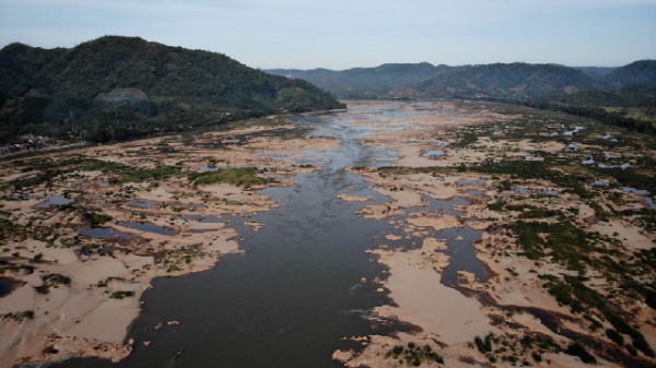2019年10月28日拍摄的航拍照片显示了泰国东北部湄公河因上流筑坝导致水位降低。