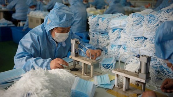 中国大陆的一家工厂正加紧生产口罩