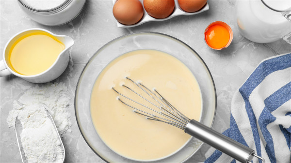 鸡蛋加面粉敷脸是皮肤白嫩光滑的秘方。