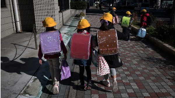 日本孩子独立上下学中国家长“羡慕嫉妒恨”