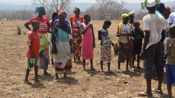 2020年3月3日，居民們站在几内亚Souapiti附近的Bouramaya Sousou村庄。