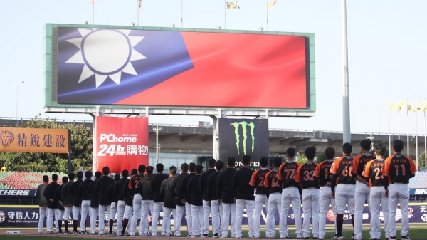 台灣率先全球開打的中華職棒受到國際矚目，紐約時報報導，中華職棒已成為疫情期間台灣舉國自豪的泉源。圖為4月12日中職開幕戰。