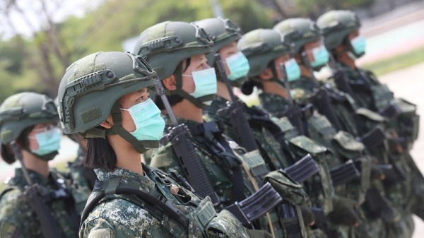 出現3個武漢肺炎確診病例的中華民國海軍敦睦遠航支隊曾經在帛琉停留數天。國防部說，為確保國軍戰力完整，即日起，國軍以及國防部內所有人員將全天配戴口罩。資料照。