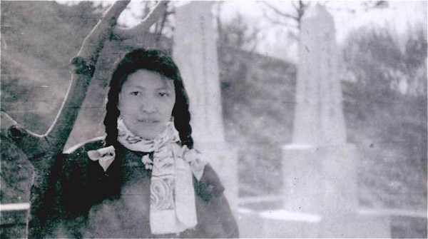 林昭在北京陶然亭的高君宇及石评梅墓前，摄于1959年。