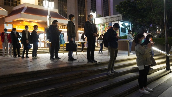 民眾1日傍晚在台北車站外排隊等巴士。