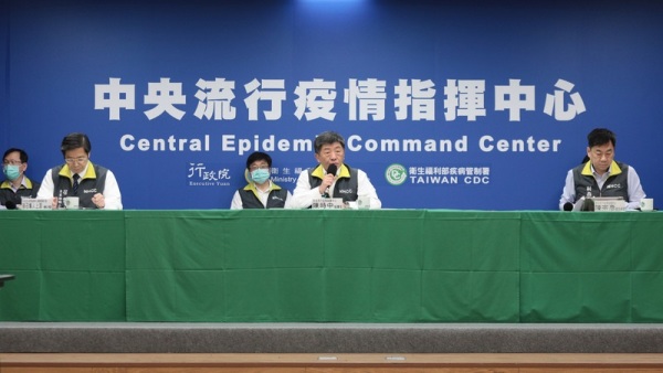 指挥官陈时中、副指挥官陈宗彦、与专家咨询小组召集人张上淳在1日的记者会上，也加大了座位间的距离。