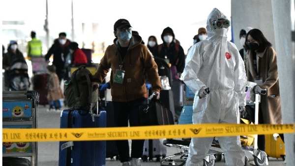4月1日，身穿保护衣的警察指引从意大利回国的南韩国民乘坐BUS