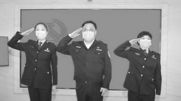 孙力军去年3月5日在武汉为两位女民警担任入党介绍人，图为孙力军领誓。