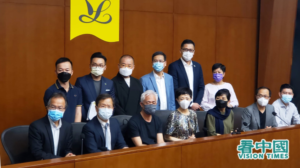 香港民主派立法會議員20日召開記者會譴責，港府多次修改新聞稿，配合中聯辦扭曲《基本法》。（圖片來源：宇星/看中國）