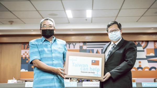 台灣向泰國捐贈20萬片醫療口罩，以及15,000件防護衣，後者由桃園市長鄭文燦（右）遞交給泰國駐台代表通才。