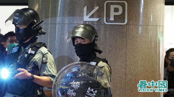 一名葵涌警署警長因策劃放汽油彈嫁禍反送中示威者事件，被警方拘捕。圖為香港警察。（圖片來源：李天正/看中國）
