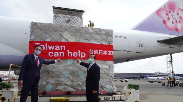台湾捐赠日本200万枚医疗用口罩，在当地时间今天上午11点多运抵了成田机场。日本政府的发言人菅义伟在例行记者会上，再度对于台湾捐赠口罩的温暖支援表示感谢之意。