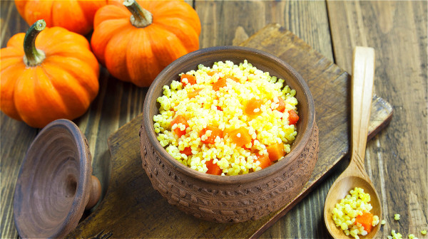 小米粥是日常生活中比较常见的食物，它的抗癌功效不输大蒜。