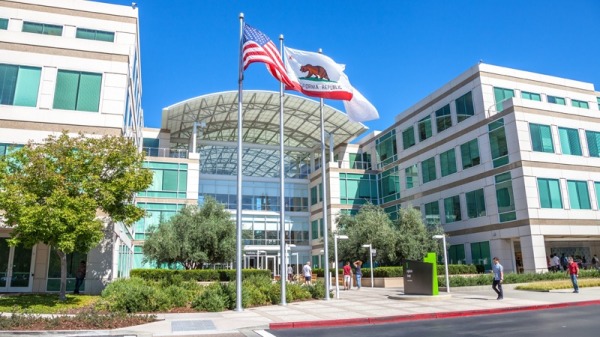 总部位于加州库珀蒂诺（Cupertino）的苹果公司