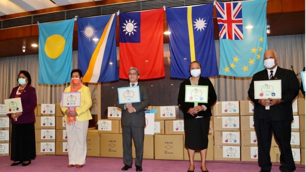 2020年4月15日，中华民国外交部举行帕劳、马绍尔、瑙鲁和图瓦卢等太平洋4友邦医疗口罩捐赠仪式