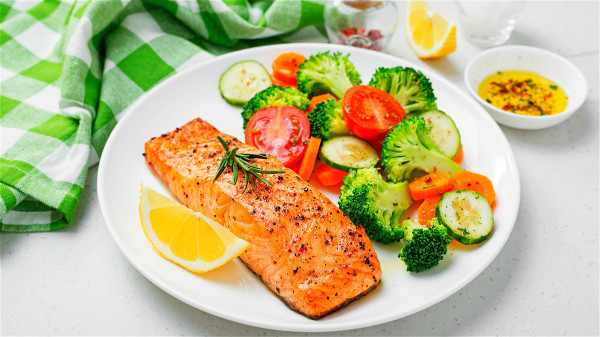 建议每周至少食用两份高脂肪鱼，例如鲑鱼、鲱鱼、鲭鱼等。