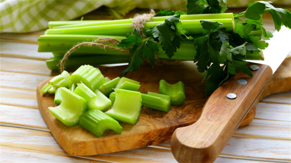 新鲜芹菜、粳米放砂锅内加水煮粥，可以帮助增强免疫力和祛火。