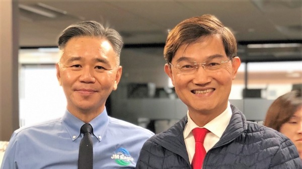 美國洛杉磯市長在例行記者會上感謝華裔、日裔、台裔美國人的社群捐助口罩等防護用品給醫療人員，特別還提到台裔企業家王文祥夫婦是「令人讚嘆的天使」。