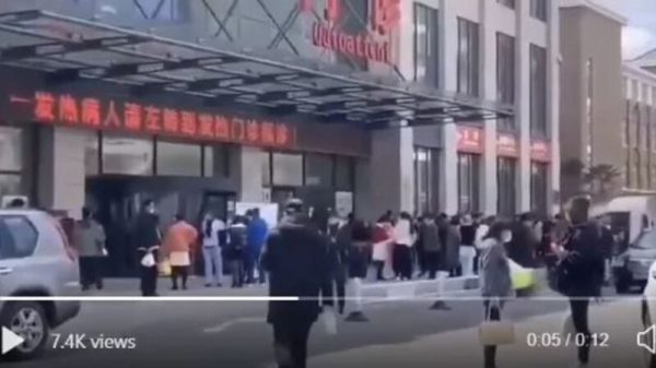 ，沈阳市省人民医院大门已经被警察封闭，许多当天来看病的患者徘徊在四周。