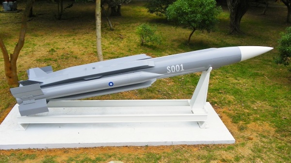 前雄风三型飞弹总工程师张诚、立院国防委员会召委蔡适应都认为，台湾应发展陆基长程精准飞弹。图为陈列于成功岭的雄风三型反舰飞弹。