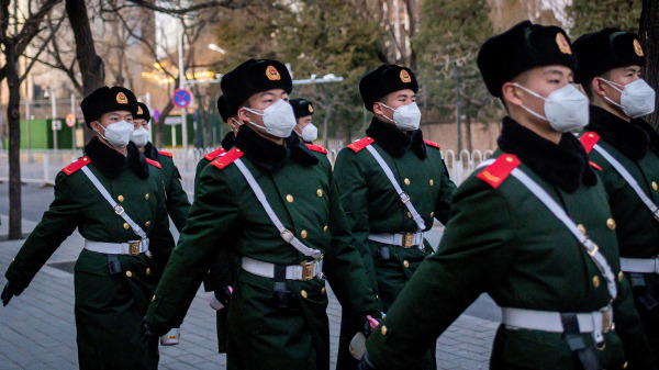 戴口罩行走在北京街头的军警