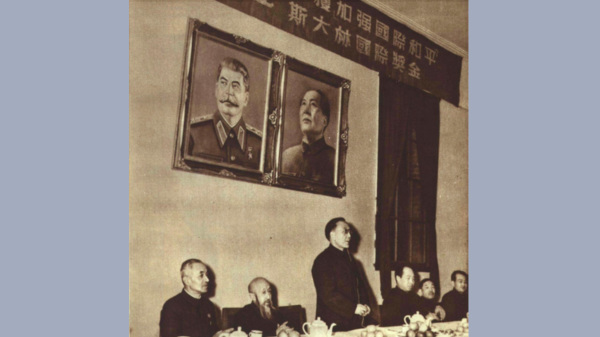 1952年郭沫若领取加强国际和平-斯大林国际奖金。