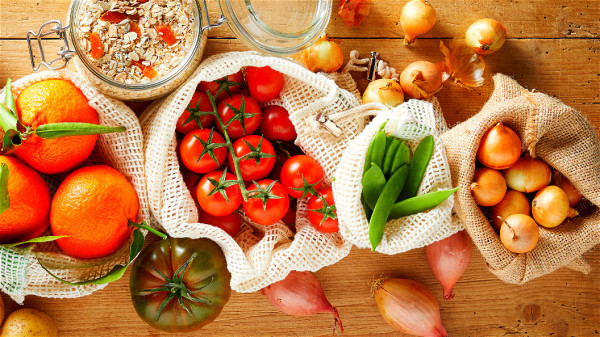 多食用蔬菜、水果，建议荤素均衡。