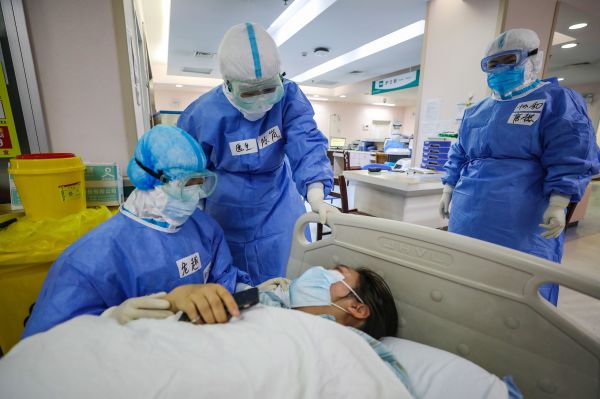 2020年3月7日，武漢醫生正在安慰一名感染中共病毒的孕婦。