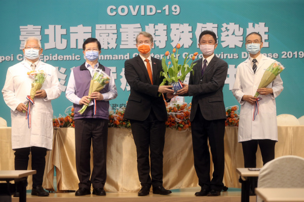 荷兰贸易暨投资办事处代表纪维德（中）27日赠送郁金香予台北市立联合医院医护人员，表达对台湾第一线医护人员的谢意，并由台北市政府发言人周台竹（右2）代表接受。