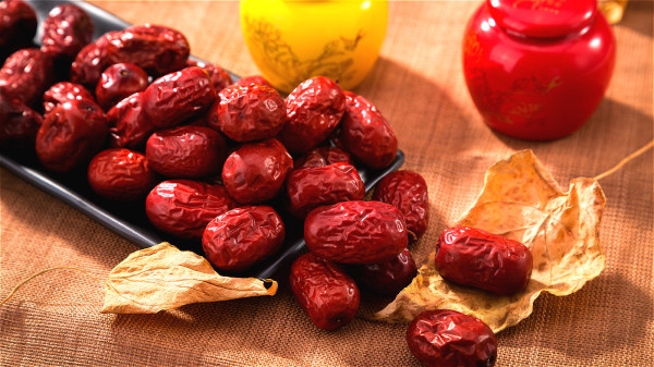 适当吃点红枣可以调理肝脏，对身体起到滋补养颜的作用。