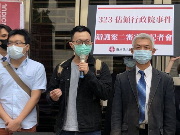 魏扬（中）及律师团代表尤伯祥（右）在司改会成员的陪同之下，在高院大门前召开记者会说明。