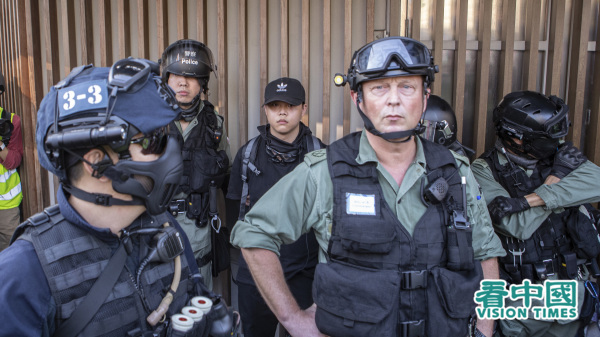 英籍警务处助理处长陶辉（右一）曾多次指挥反送中运动的镇压清场行动。（图片来源：Adrian/看中国）