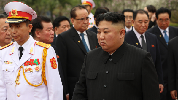 朝鲜领导人金正恩于2019年3月2日在越南河内胡志明陵墓送花圈，他与川普在河内的峰会刚刚失败。