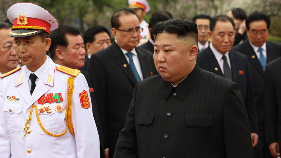 朝鲜领导人金正恩于2019年3月2日在越南河内胡志明陵墓送花圈,他与川普在河内的峰会刚刚失败。