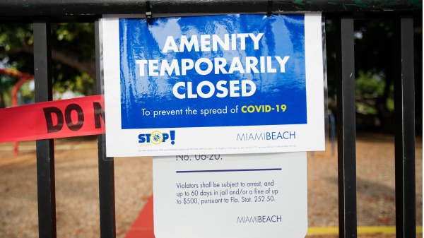 佛羅里達州州長宣布將於下週允許有限度的經濟開放，但將保留對大邁阿密地區的限制。圖為邁阿密海灘為遏止疫情而暫時關閉的告示。（圖片來源：Cliff Hawkins/Getty Images）