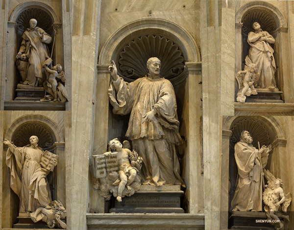 圣彼得大教堂内基督教圣徒的雕像。