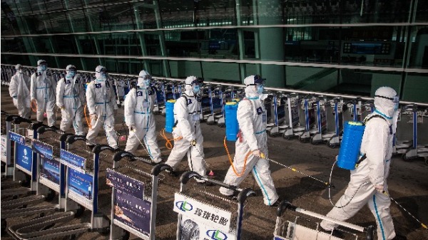 4月3日，身穿保护衣的消防人员在武汉天河机场消毒