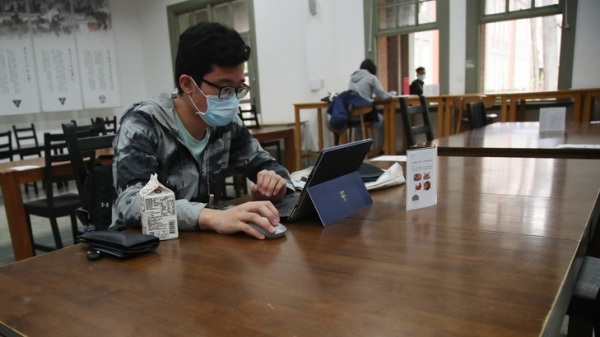 学者王嘉州表示，两岸交流虽因疫情趋于负面，但在台读书的中国留学生则有助两岸维系和平。图为示意图，台师大学生因应疫情而保持社交距离。