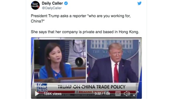 川普总统追问凤凰卫视女记者是否为中国政府工作。（图片来源：推特@dailycaller视频截图）