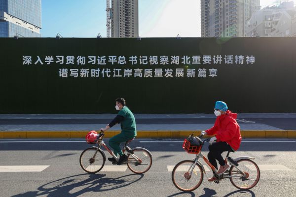2020年3月18日，习近平视察武汉后，武汉街道旁的立起了宣传标语。